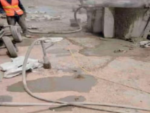 射洪水泥混凝土路面板底注浆技术 路面脱空注浆整治方案